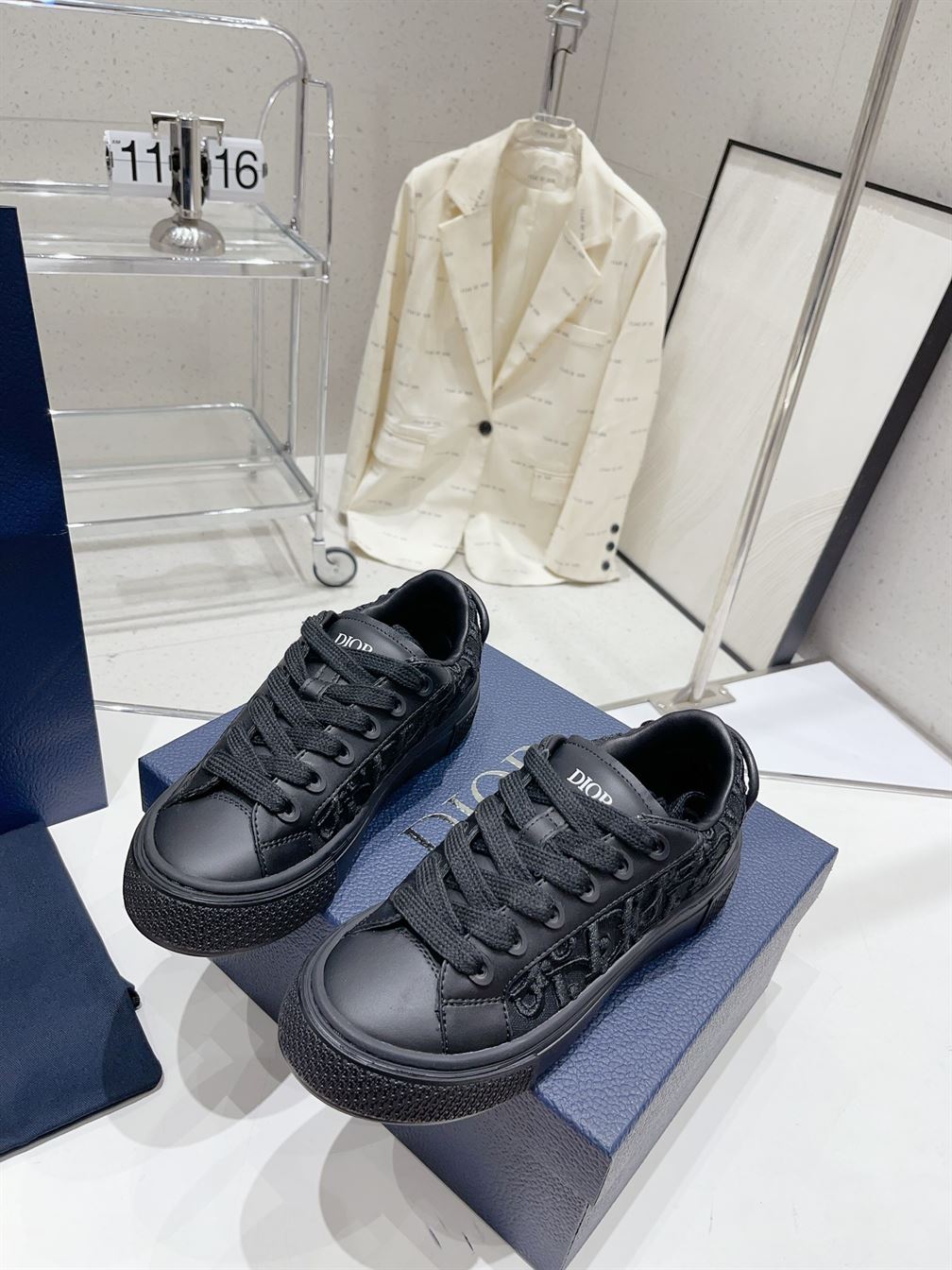 DIOR B33 SNEAKER BLACK SMOOTH CALFSKIN AND DIOR OBLIQUE RAISED EMBROIDERY – DO132