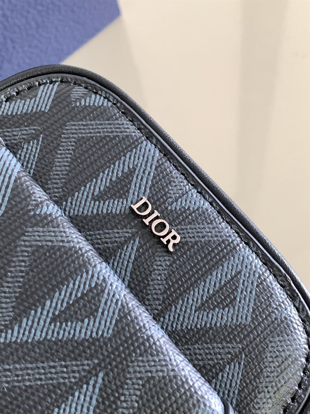 DIOR HIT THE ROAD VERTICAL POUCH – DIO047