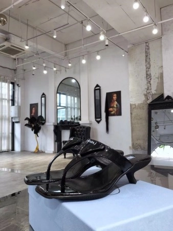 PRADA HEELED THONG SANDALS IN BLACK BRUSHED LEATHER – PSD052