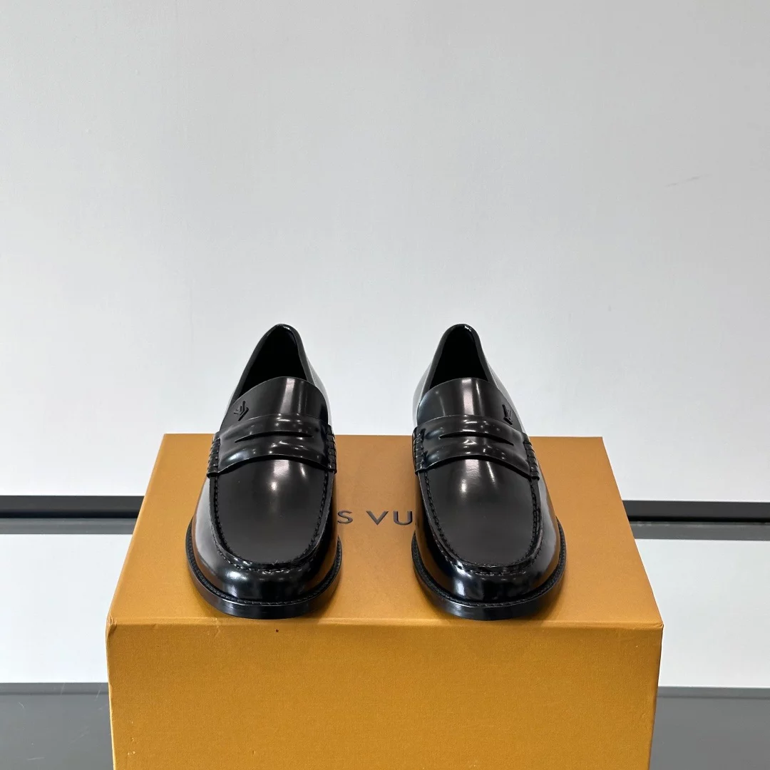 PATENT LEATHER LOAFERS IN BLACK – VL055