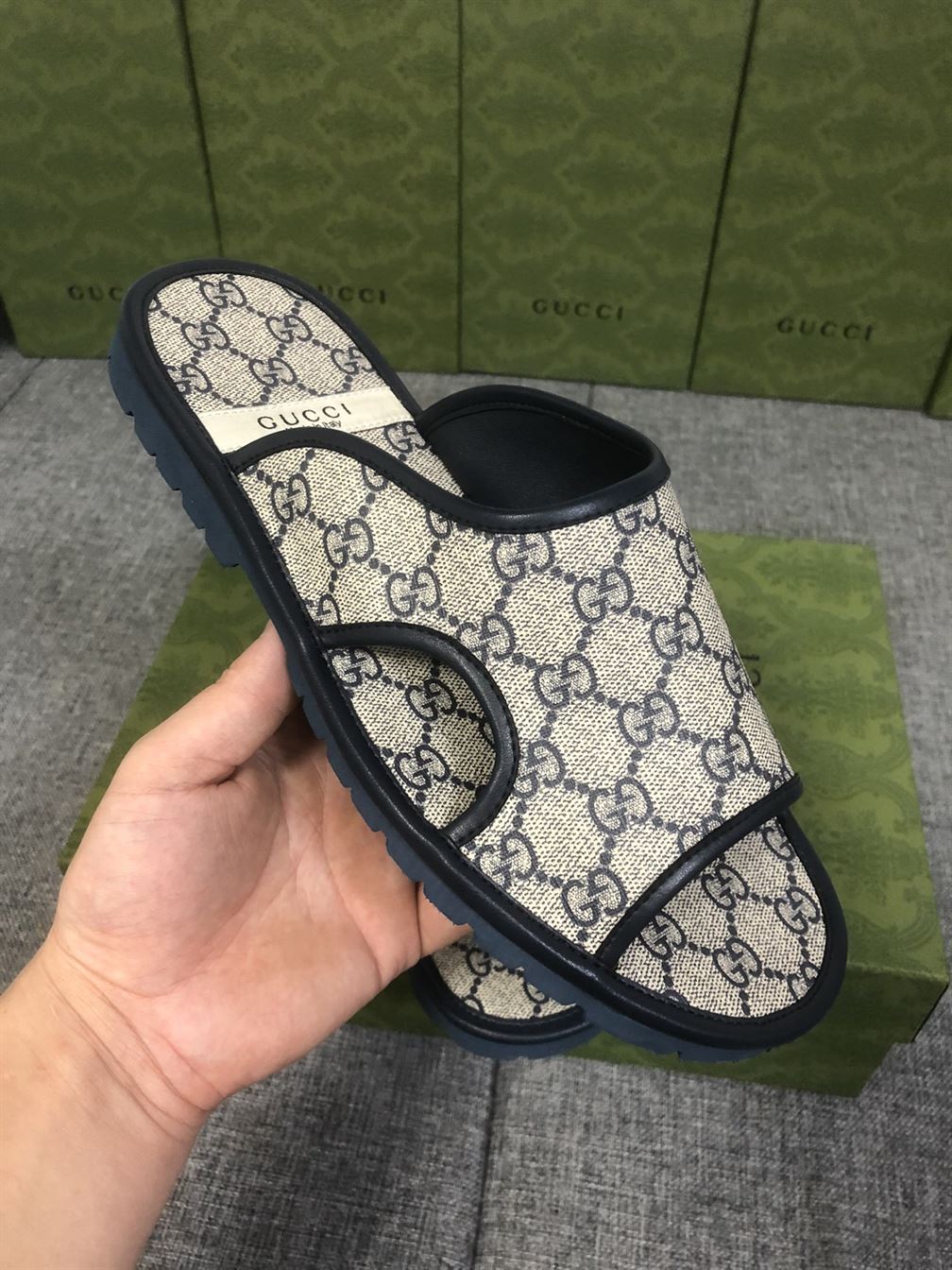 GUCCI MEN’S GG SUPREME SLIDE SANDAL – GSL034