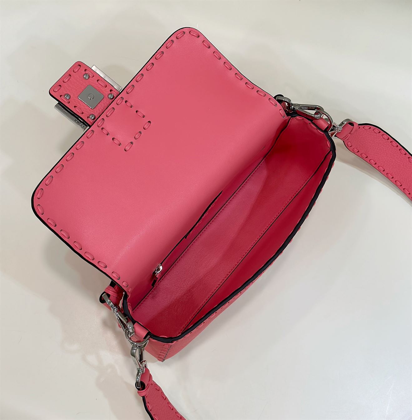 FENDI BAGUETTE PINK SELLERIA BAG WITH OVERSIZE TOPSTITCHING – F030
