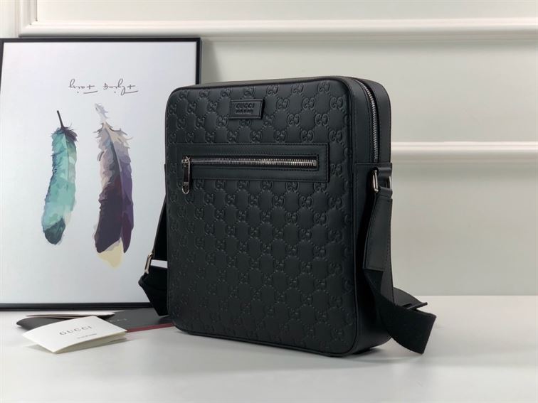 GUCCI SIGNATURE LEATHER FLAT MESSENGER – BG044