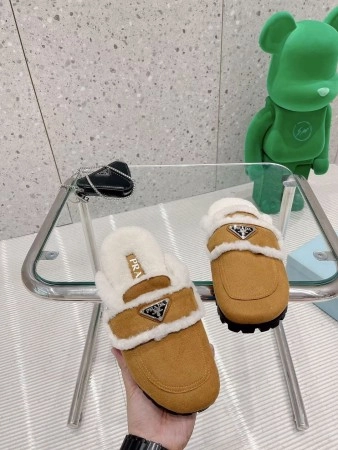 PRADA WOMEN’S SLIPPERS IN TAN SHEARLING – PSD050