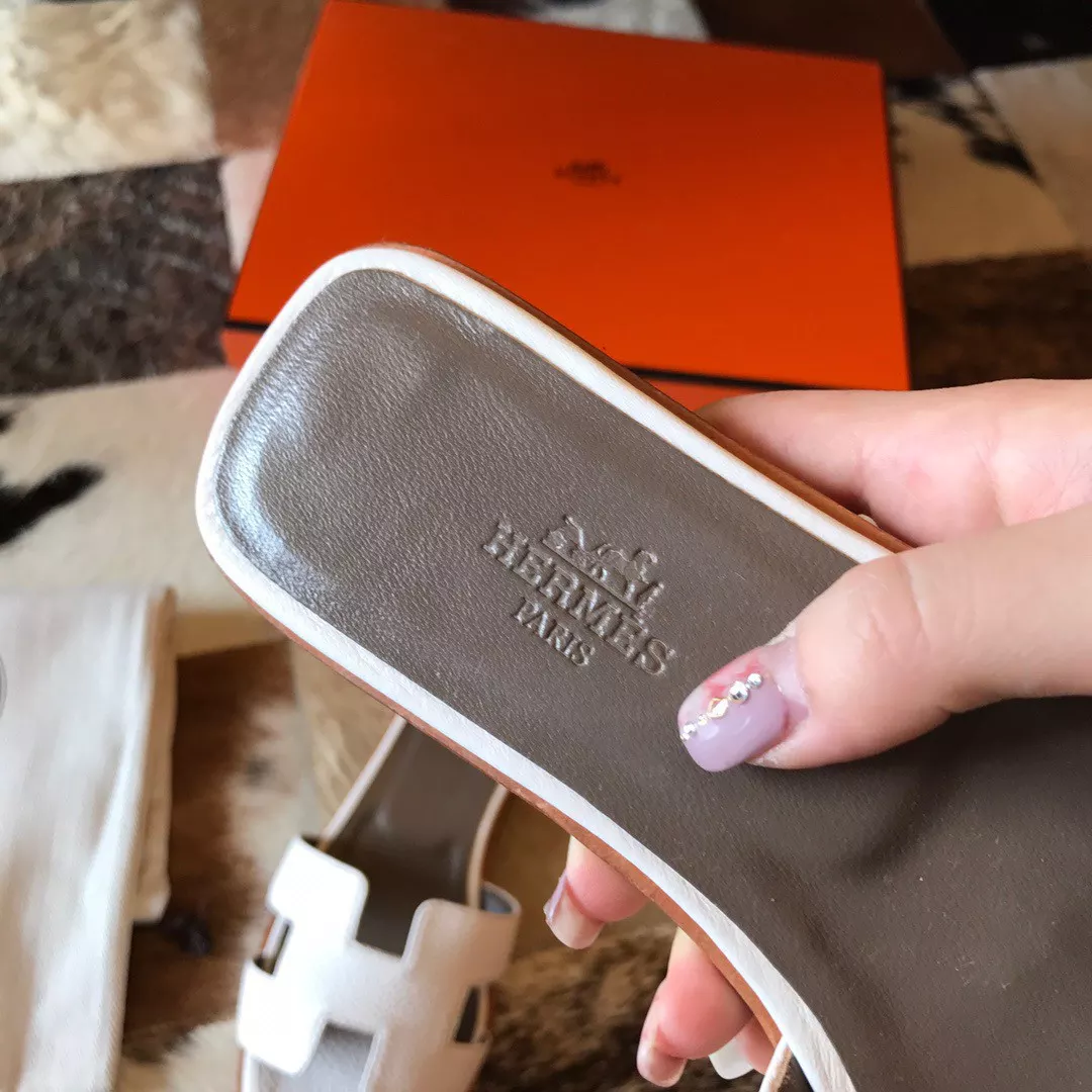 HERMES ORAN SLIDE SANDALS IN WHITE CLEMENCE LEATHER – HMSD108