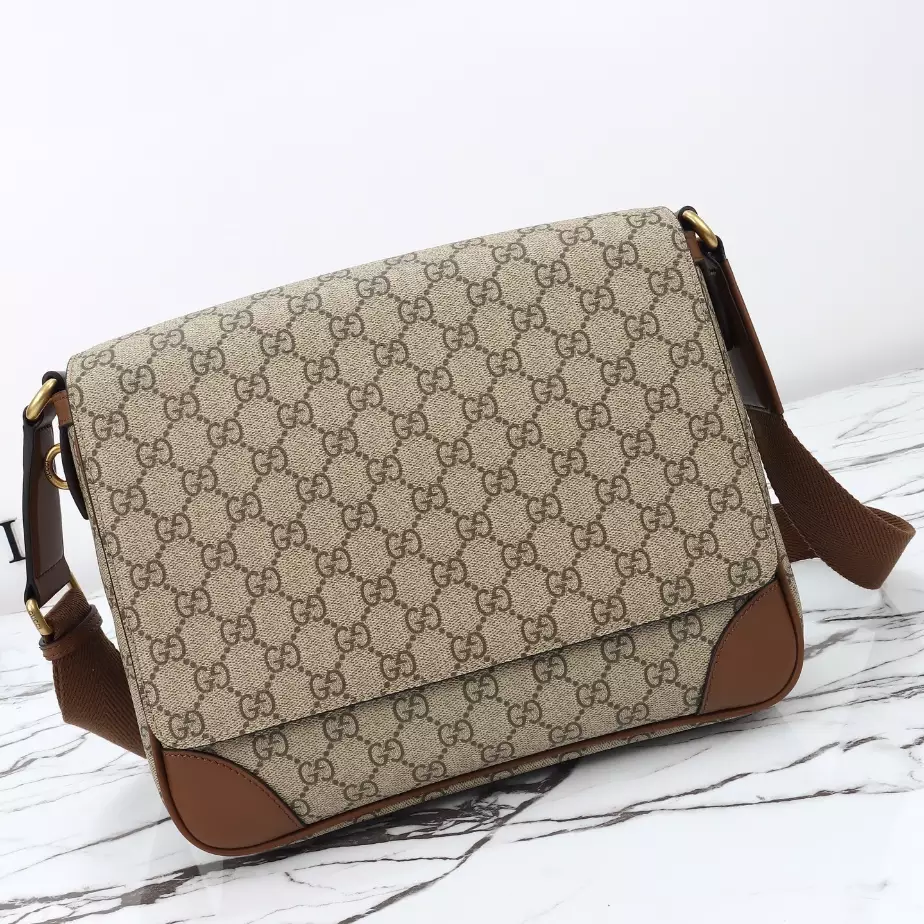 GUCCI MEN’S GG CANVAS EMBLEM MEDIUM CROSSBODY BAG BEIGE 2025 – BG095