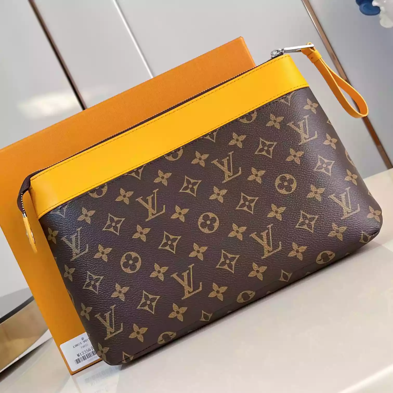 POCHETTE VOYAGE SOUPLE SAFRAN YELLOW M13198 – LW404