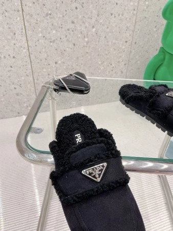 PRADA WOMEN’S SLIPPERS IN BLACK SHEARLING – PSD049