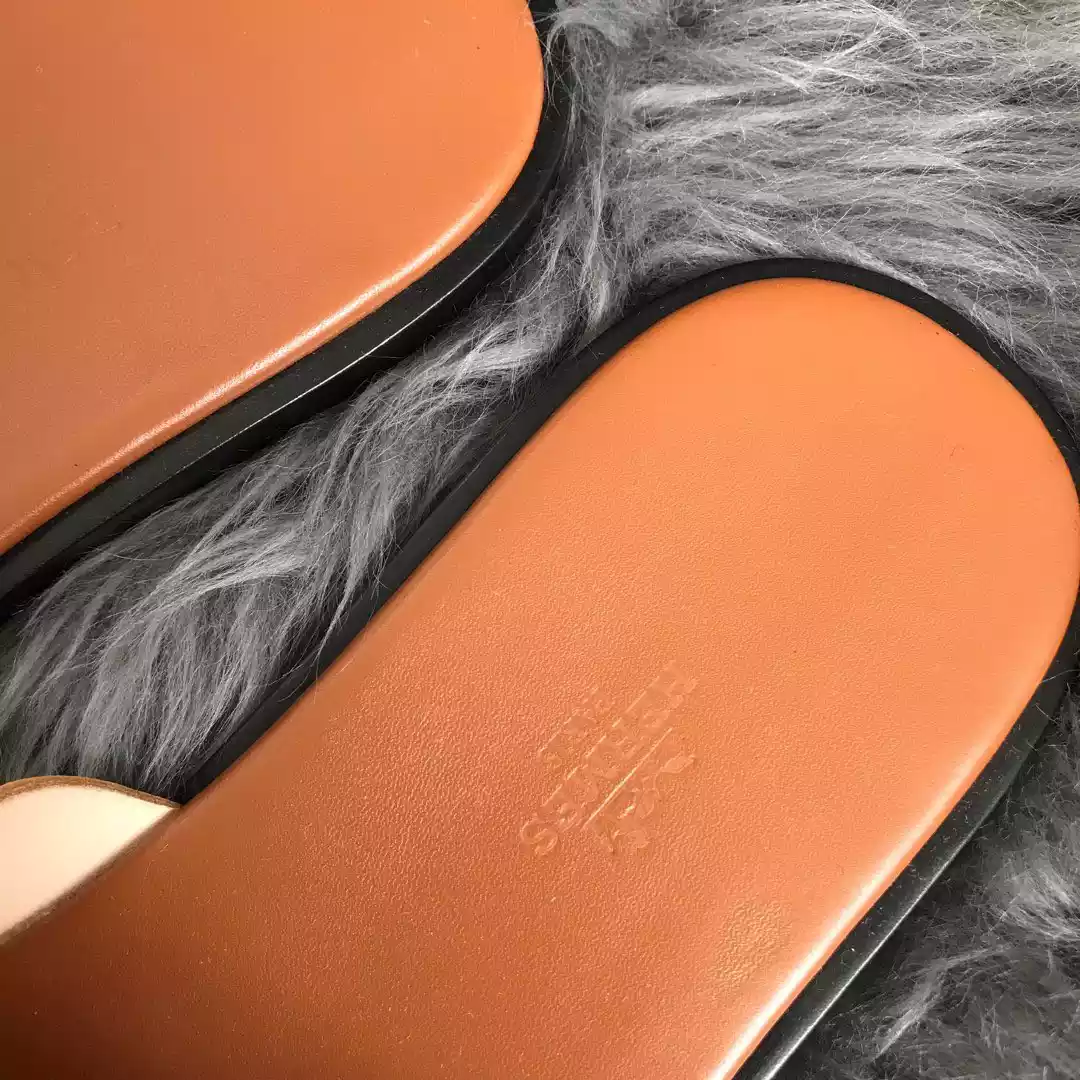 HERMES MEN’S IZMIR SANDALS IN GOLD SWIFT CALFSKIN – HMSD019