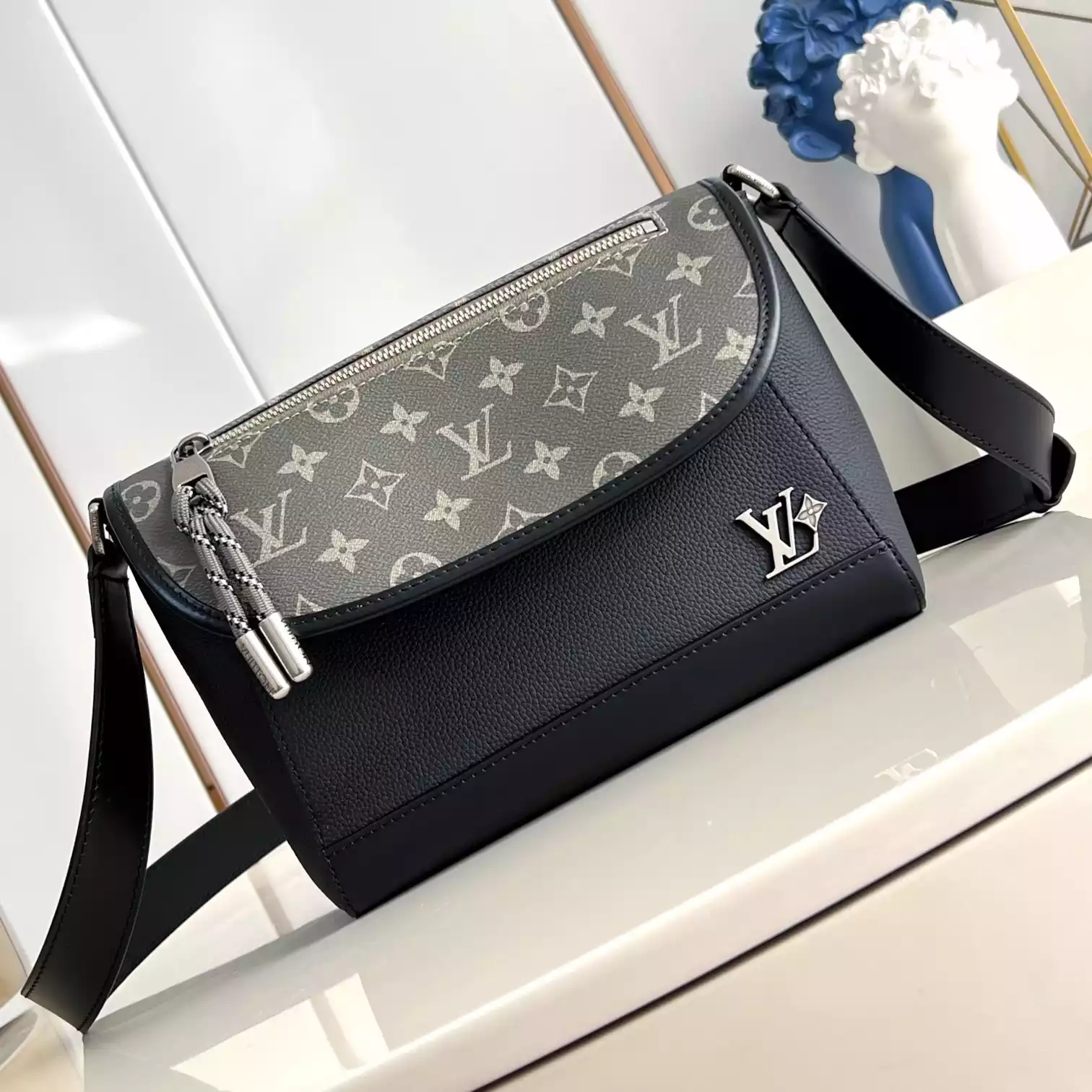 PULSE MESSENGER BAG KHAKI/BLACK COWHIDE LEATHER AND MONOGRAM CANVAS M12625 – LW421