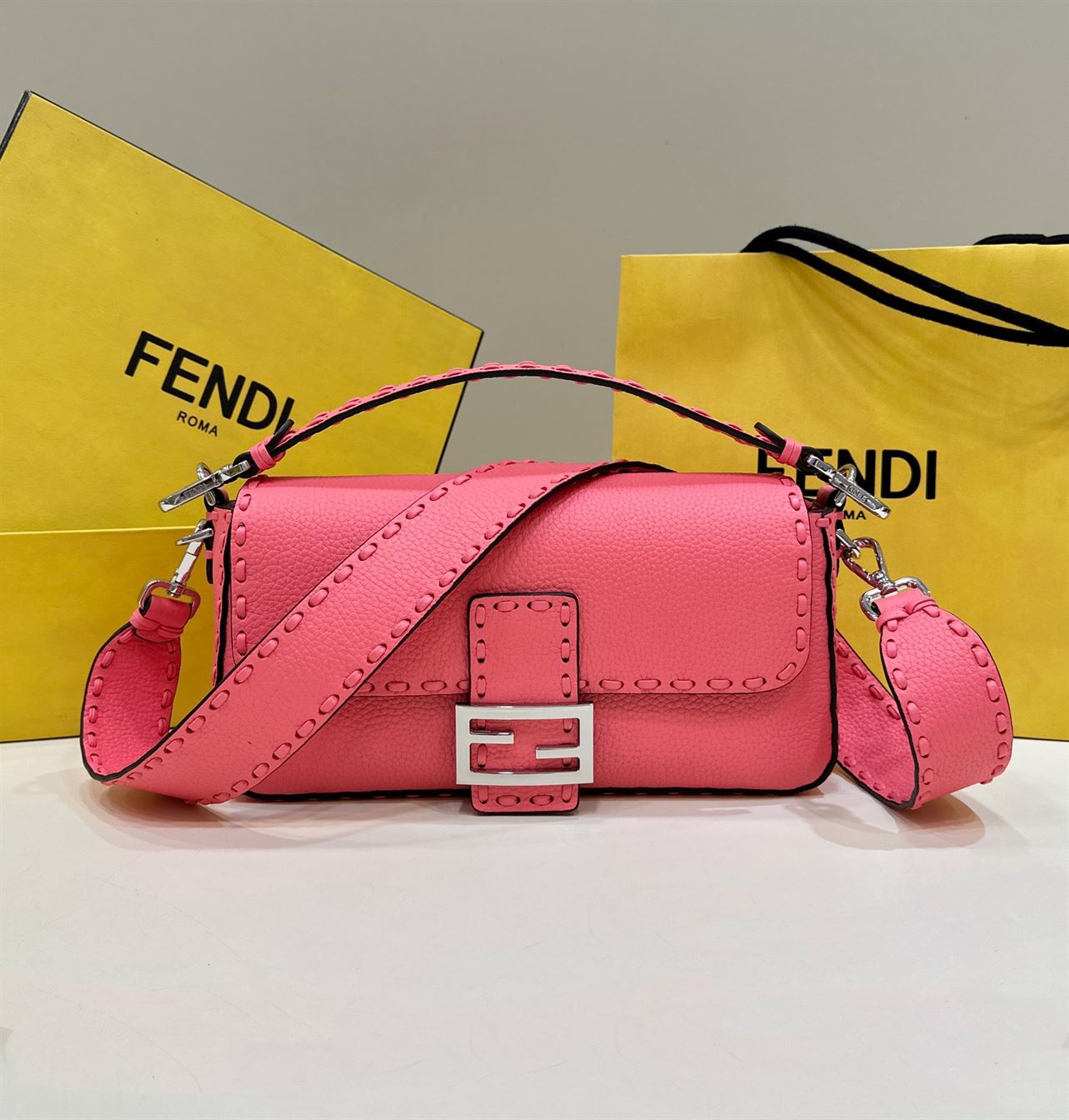 FENDI BAGUETTE PINK SELLERIA BAG WITH OVERSIZE TOPSTITCHING – F030