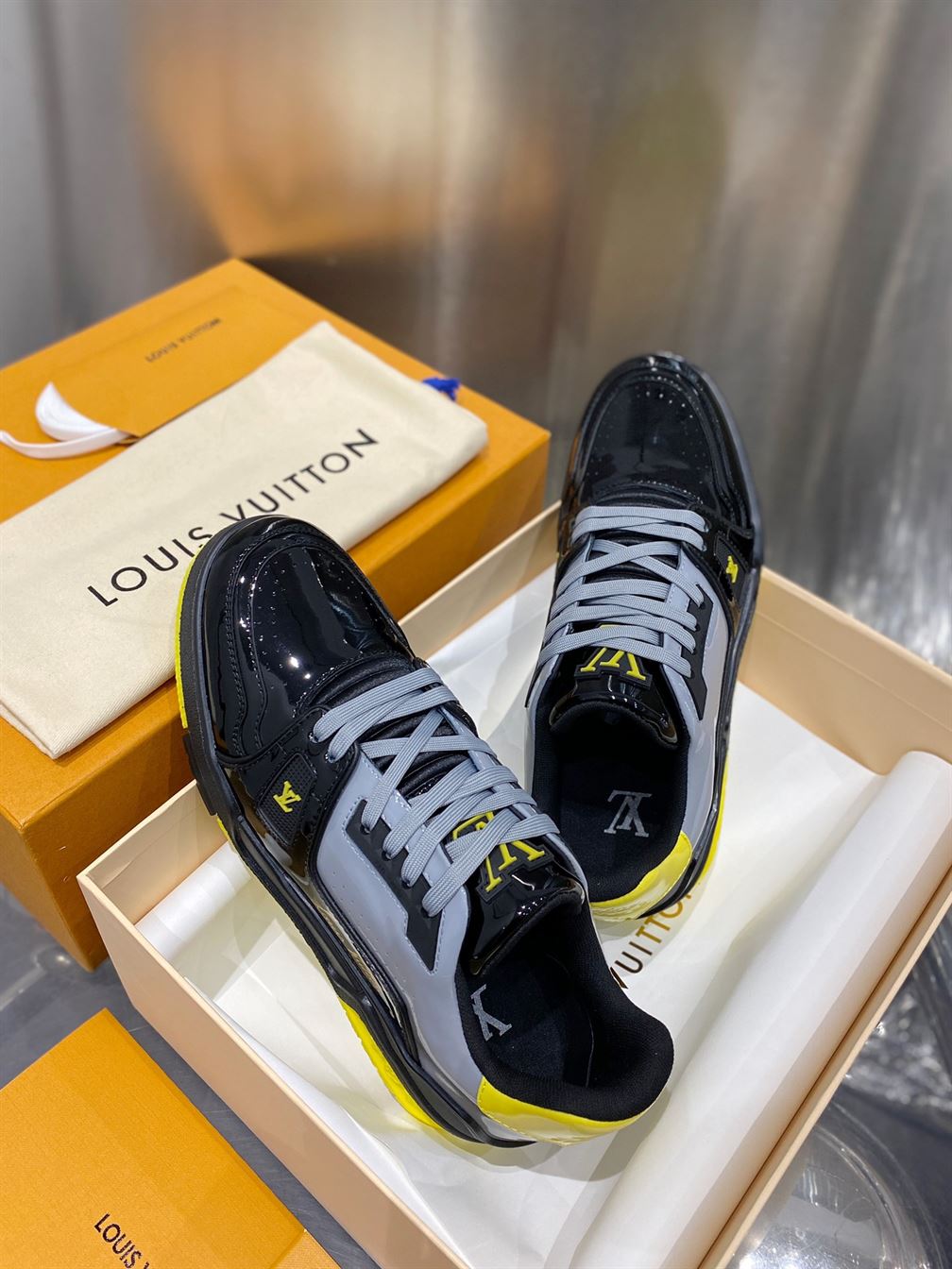 LOUIS VUITTON TRAINER SNEAKERS IN BLACK PATENT CANVAS – LVS004