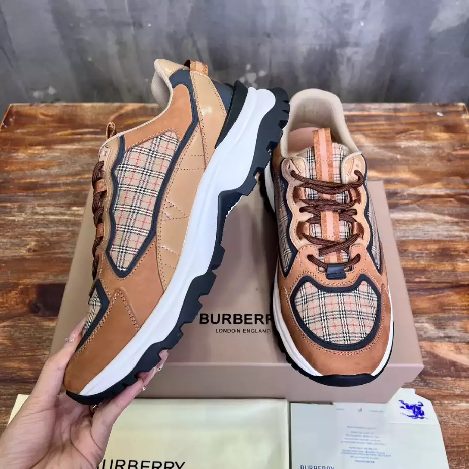BURBERRY SNEAKERS – BBR105