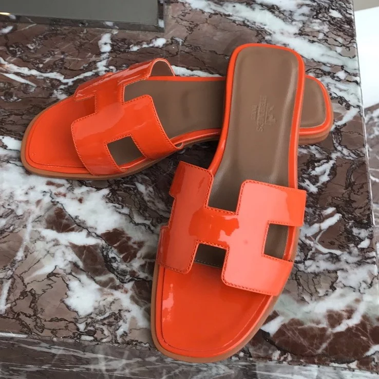 HERMES ORAN SLIDE SANDALS IN ORANGE PATENT CALFSKIN – HMSD085