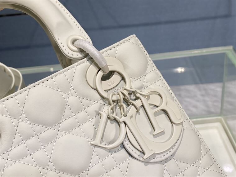 MEDIUM ULTRAMATTE LADY DIOR BAG LATTE ULTRAMATTE CANNAGE CALSKIN – DOB003