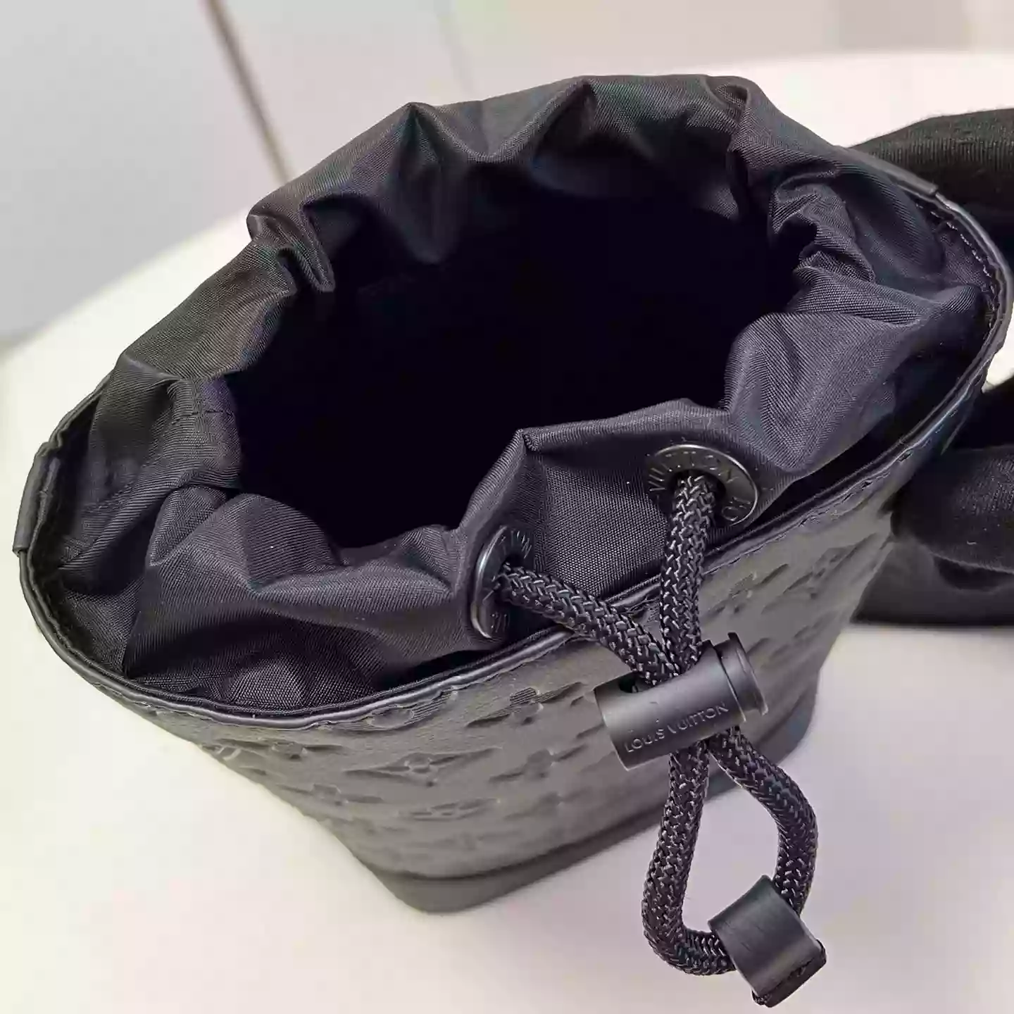 Noé Sling Black Calf Leather M82248 – LW257