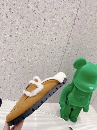 PRADA WOMEN’S SLIPPERS IN TAN SHEARLING – PSD050