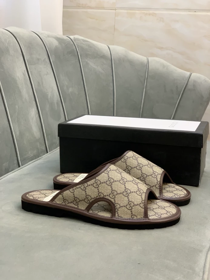 GUCCI MEN’S GG SUPREME SLIDE SANDAL – GSL063