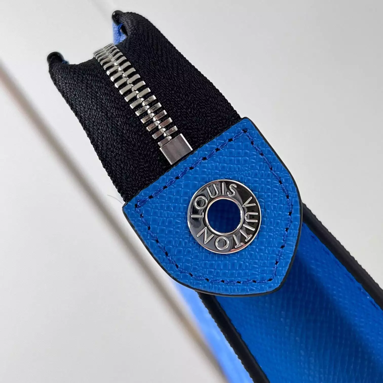 POCHETTE VOYAGE MM BLUE TAIGA COWHIDE LEATHER M30423 – LW408