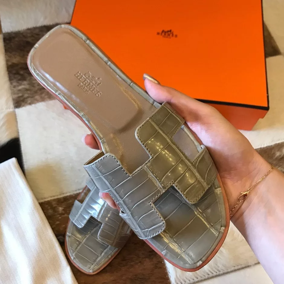 HERMES ORAN SLIDE SANDALS IN GREY SHINY NILOTICUS CROCODILE SKIN – HMSD052