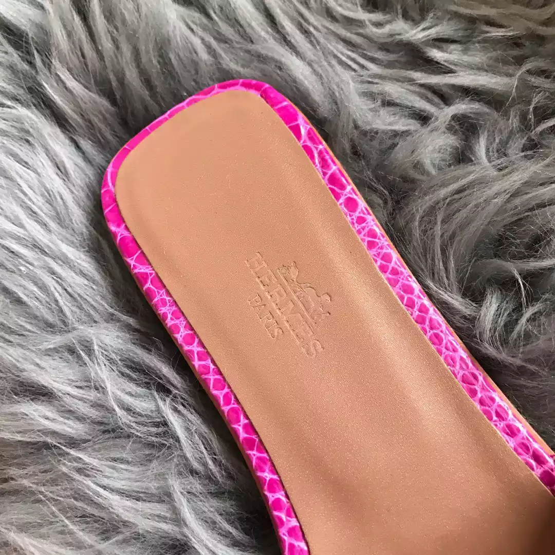 HERMES ORAN SLIDE SANDALS IN ROSE RED SHINY NILOTICUS CROCODILE SKIN – HMSD057