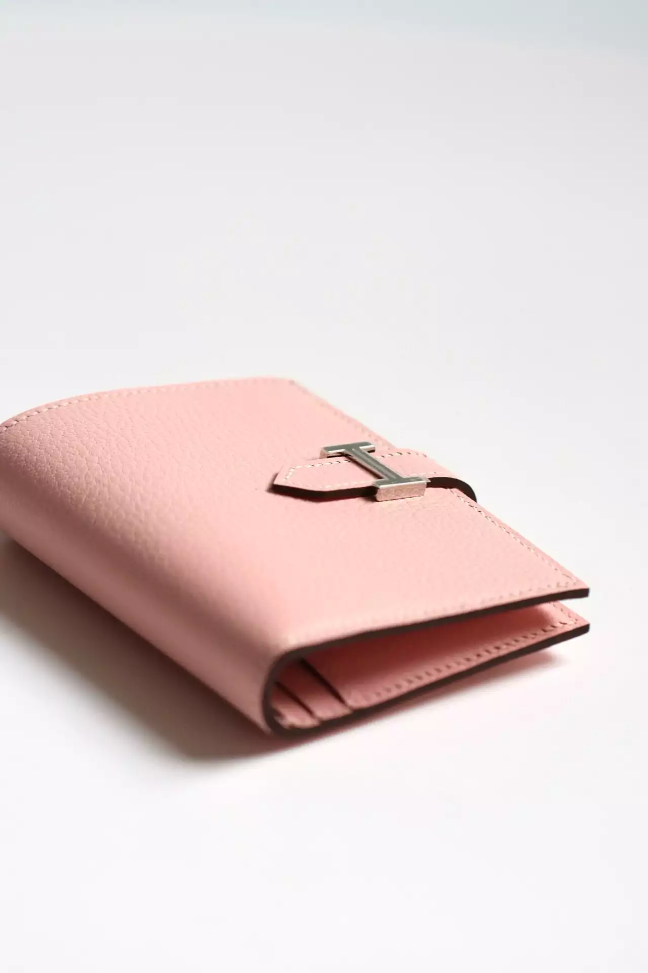 Hermes Bearn Compact Handmade Wallet in Rose Sakura Chevre Mysore Goatskin – HW150