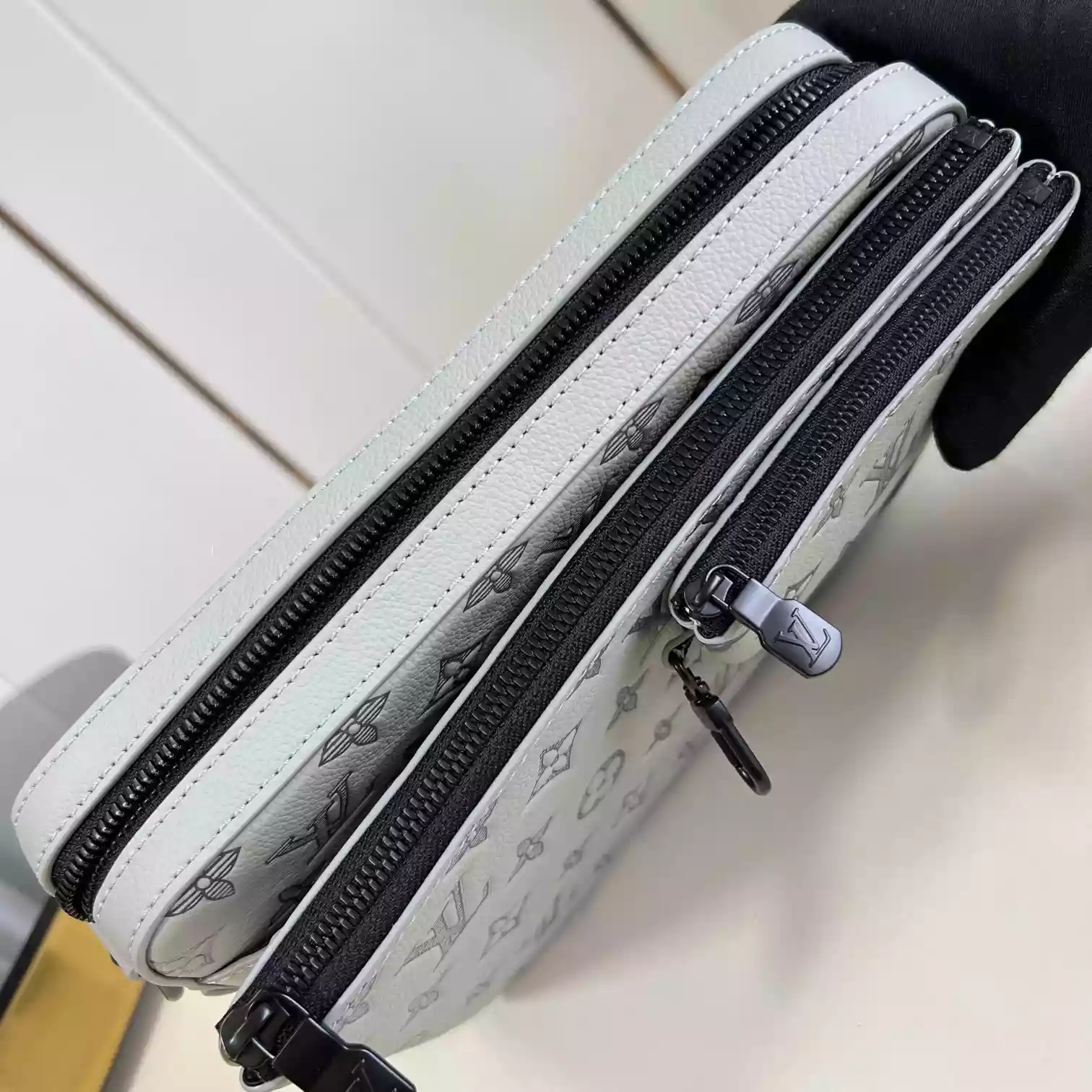 TRIO MESSENGER BAG GREY MONOGRAM SHADOW LEATHER M46603 – LW267