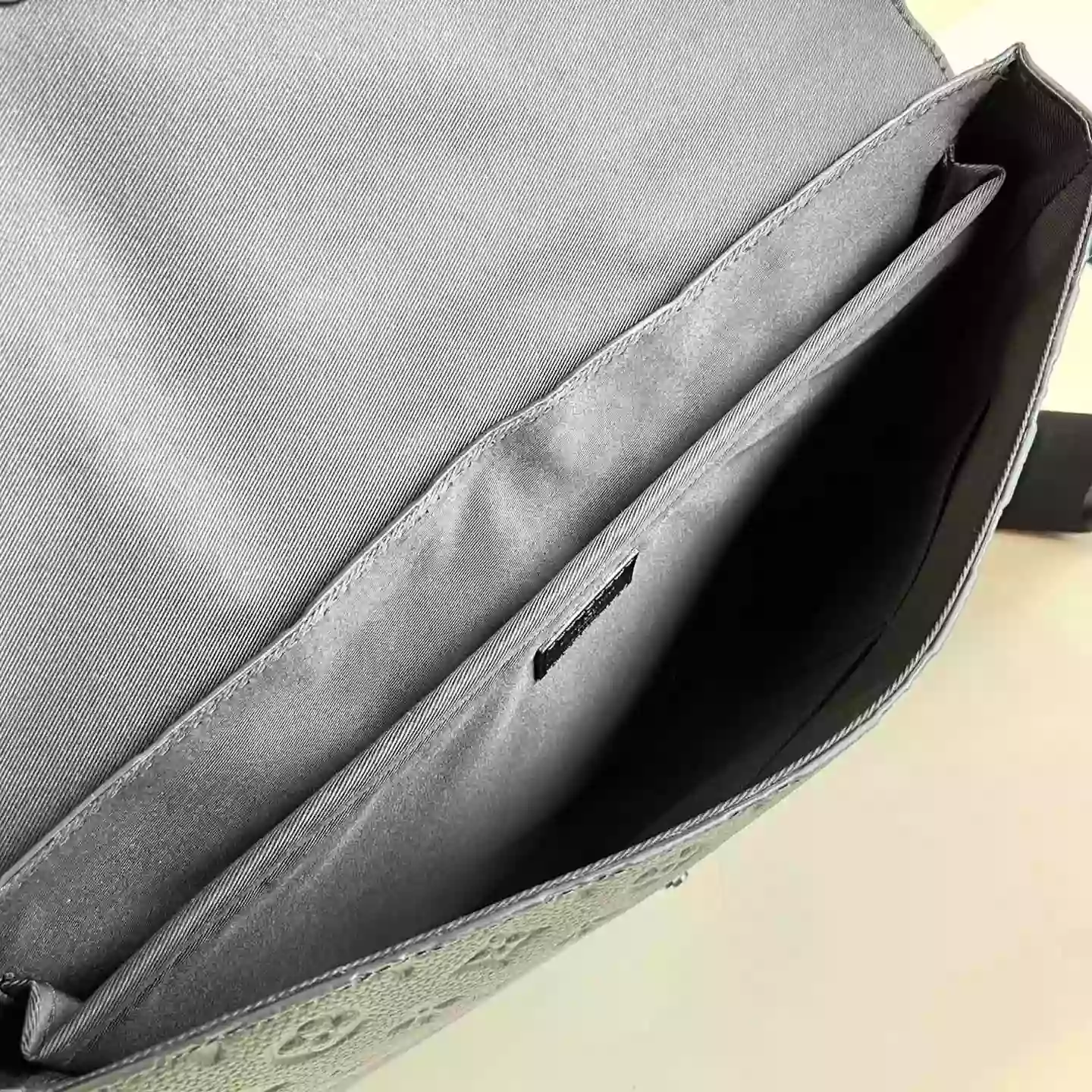 S LOCK BRIEFCASE MONOGRAM TAURILLON LEATHER M20835 – LW331