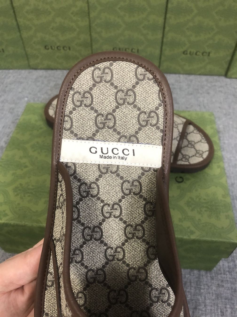 GUCCI MEN’S GG SUPREME SLIDE SANDAL – GSL033