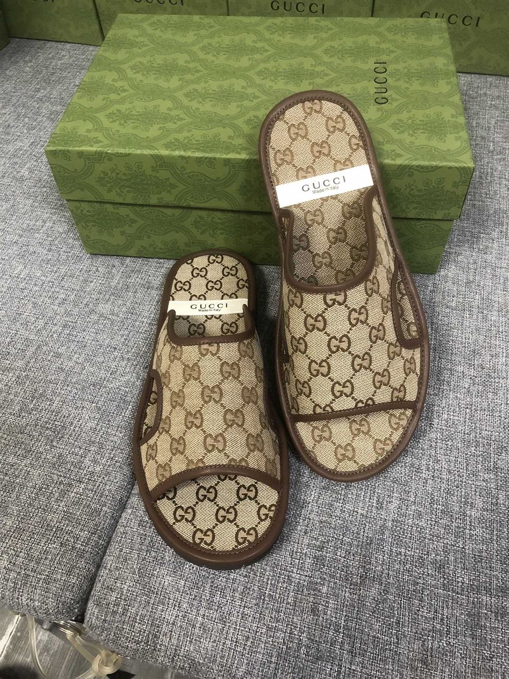 GUCCI MEN’S GG SUPREME SLIDE SANDAL – GSL036