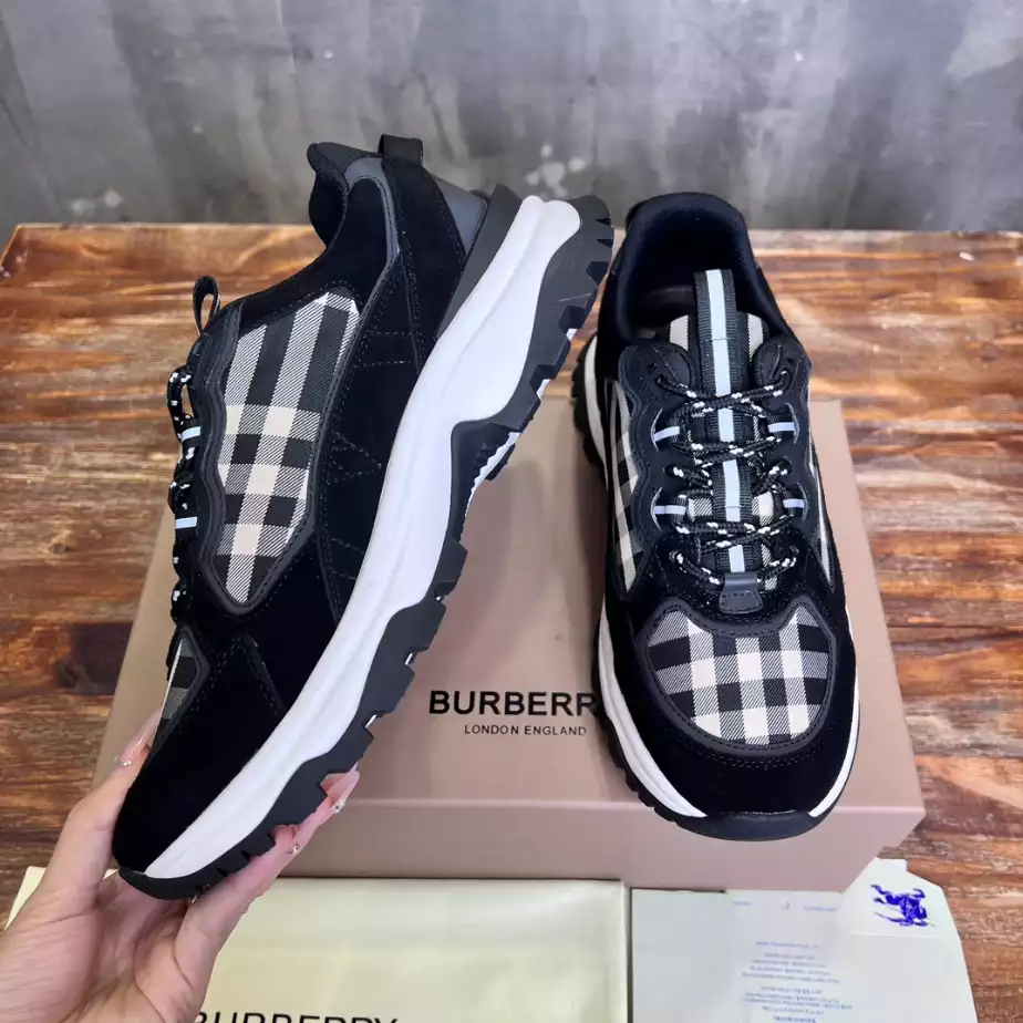 BURBERRY SNEAKERS – BBR106