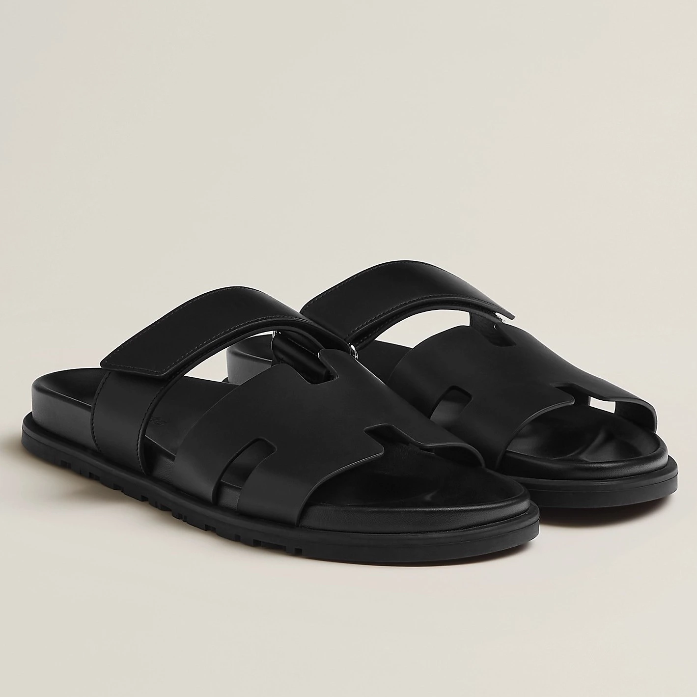 HERMES MEN’S CHYPRE SANDALS IN BLACK CALFSKIN – HMSD007
