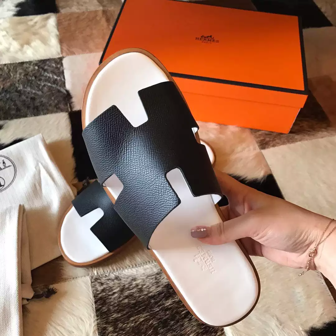 HERMES MEN’S IZMIR SANDALS IN NOIR EPSOM CALFSKIN – HMSD029