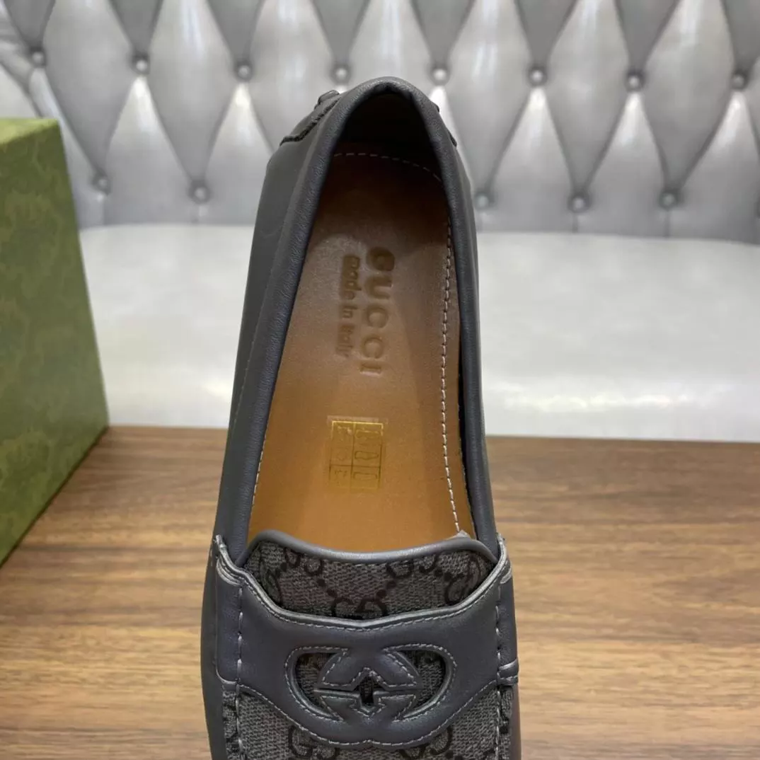 MEN’S INTERLOCKING G DRIVER GREY LEATHER – GL107