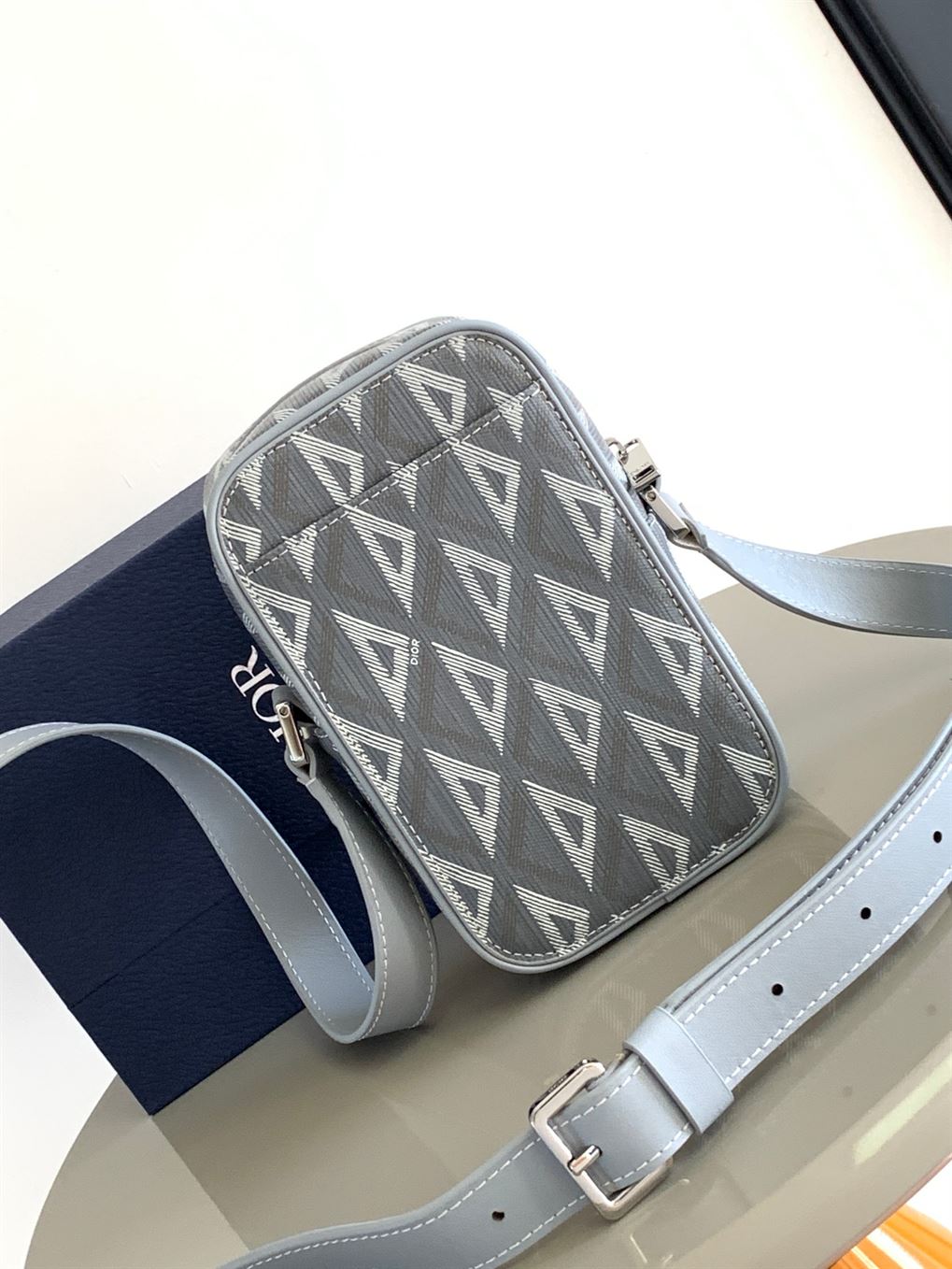 DIOR HIT THE ROAD VERTICAL POUCH – DIO046