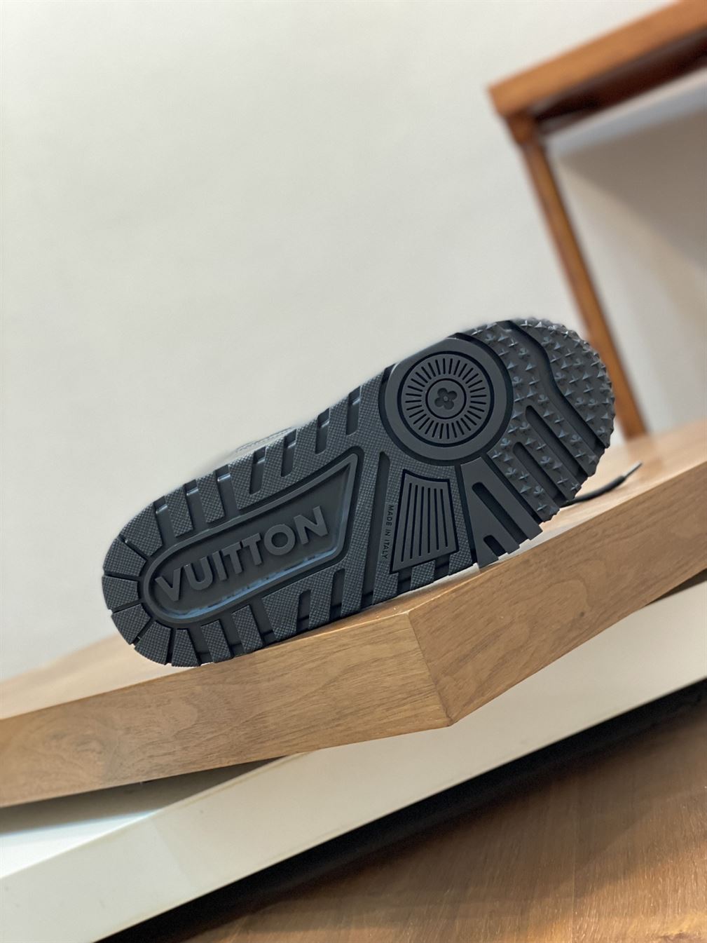 LOUIS VUITTON SS24 SNEAKER – LVS162