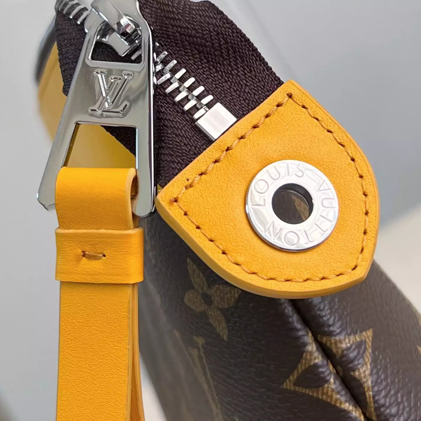 POCHETTE VOYAGE SOUPLE SAFRAN YELLOW M13198 – LW404