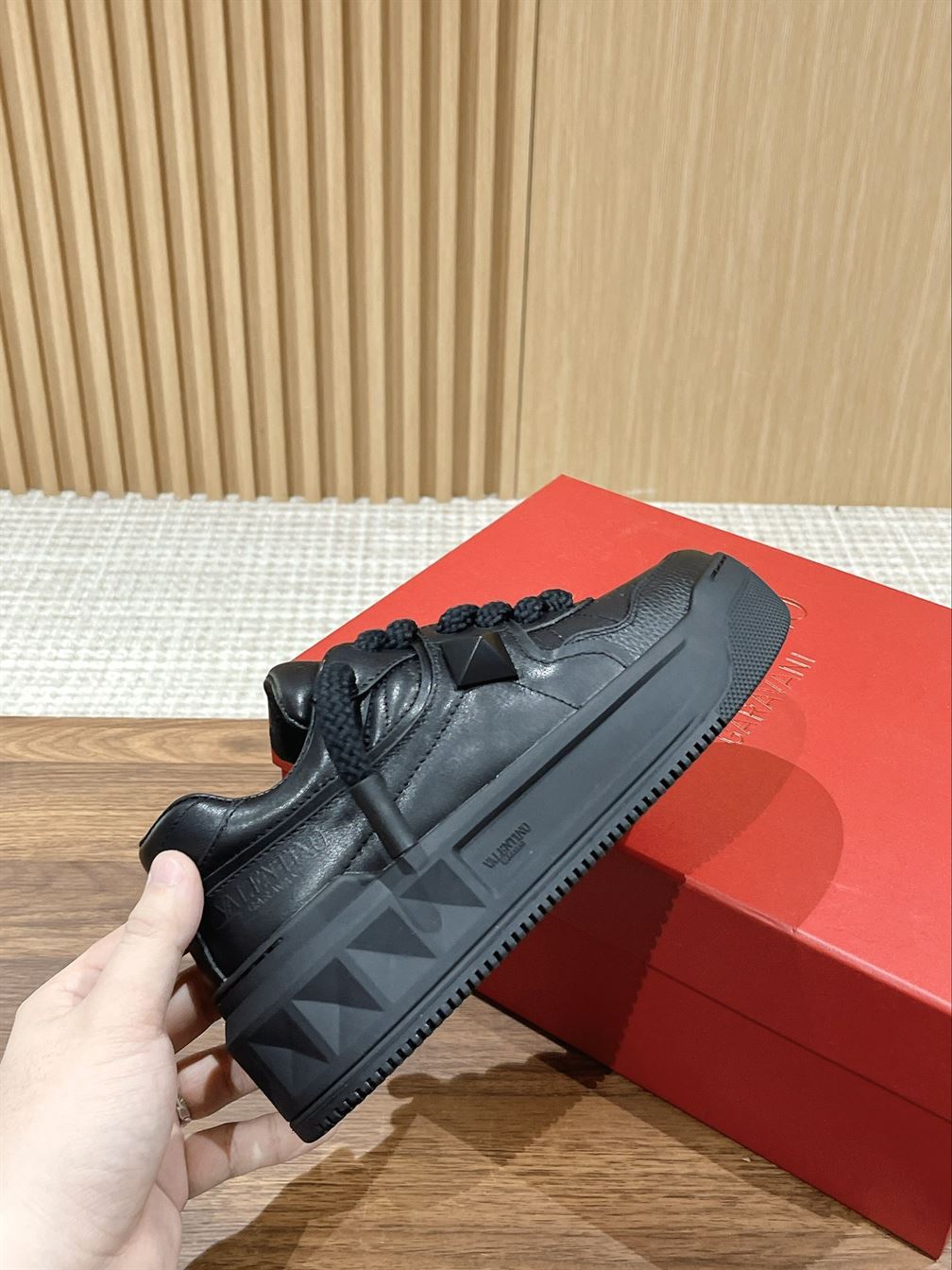 VALENTINO ONE STUD XL NAPPA LEATHER LOW-TOP SNEAKER – VN009