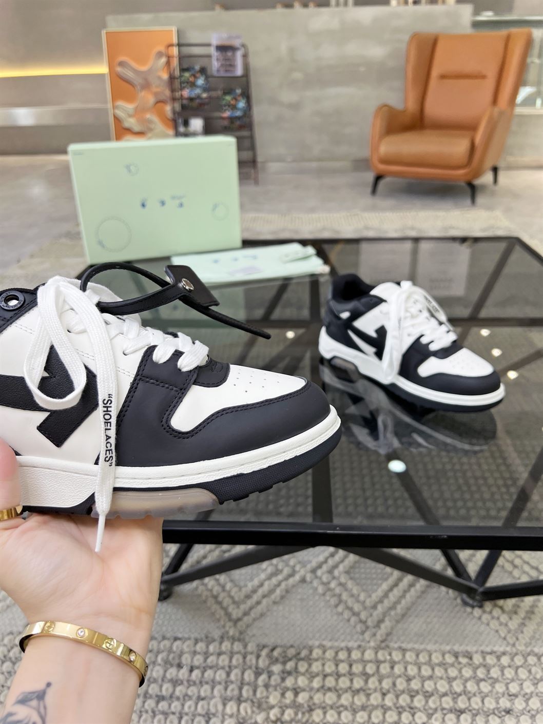 OFF-WHITE OUT OF OFFICE BLACK WHITE SNEAKER – OFW015