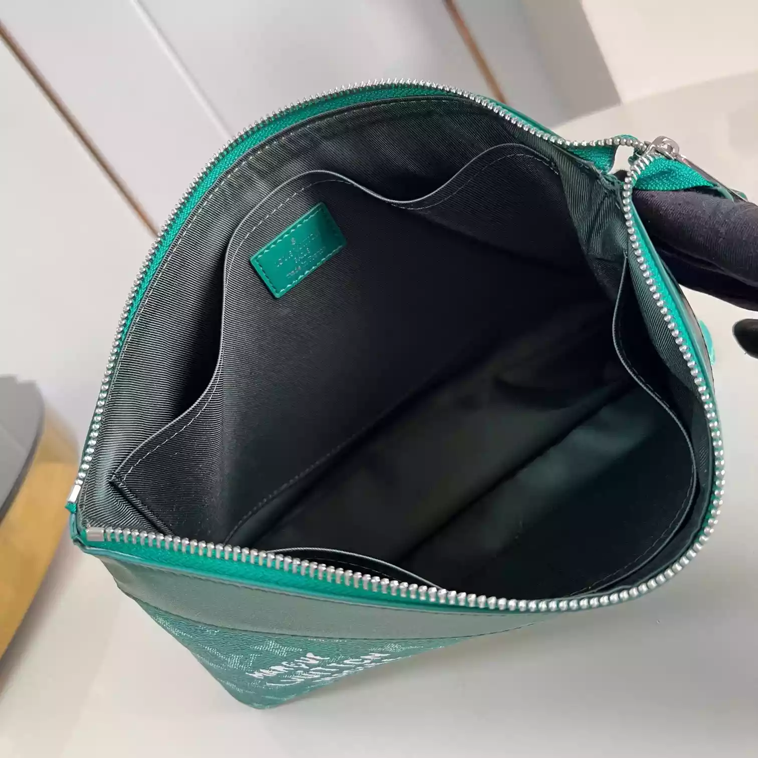 POCHETTE VOYAGE SOUPLE GREEN MONOGRAM ECLIPSE M12665 – LW405