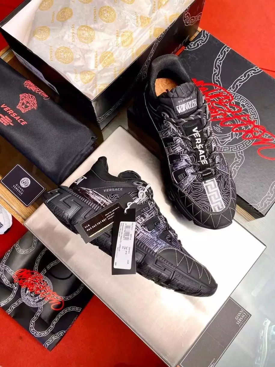 VERSACE WOMEN’S BLACK TRIGRECA SNEAKERS – VSS021