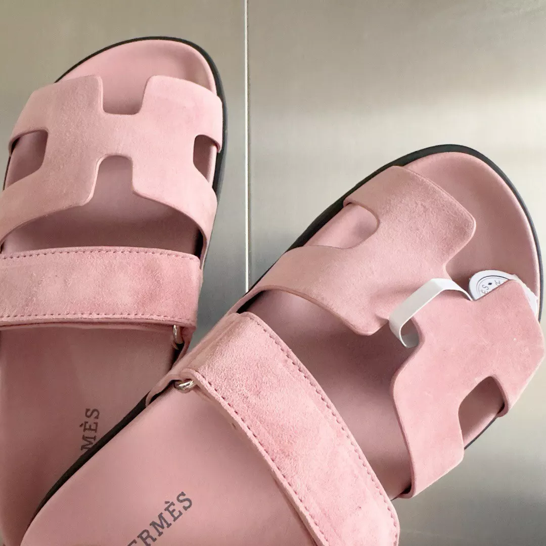HERMES WOMEN’S CHYPRE SANDALS IN PINK SUEDE CALFSKIN – HMSD016
