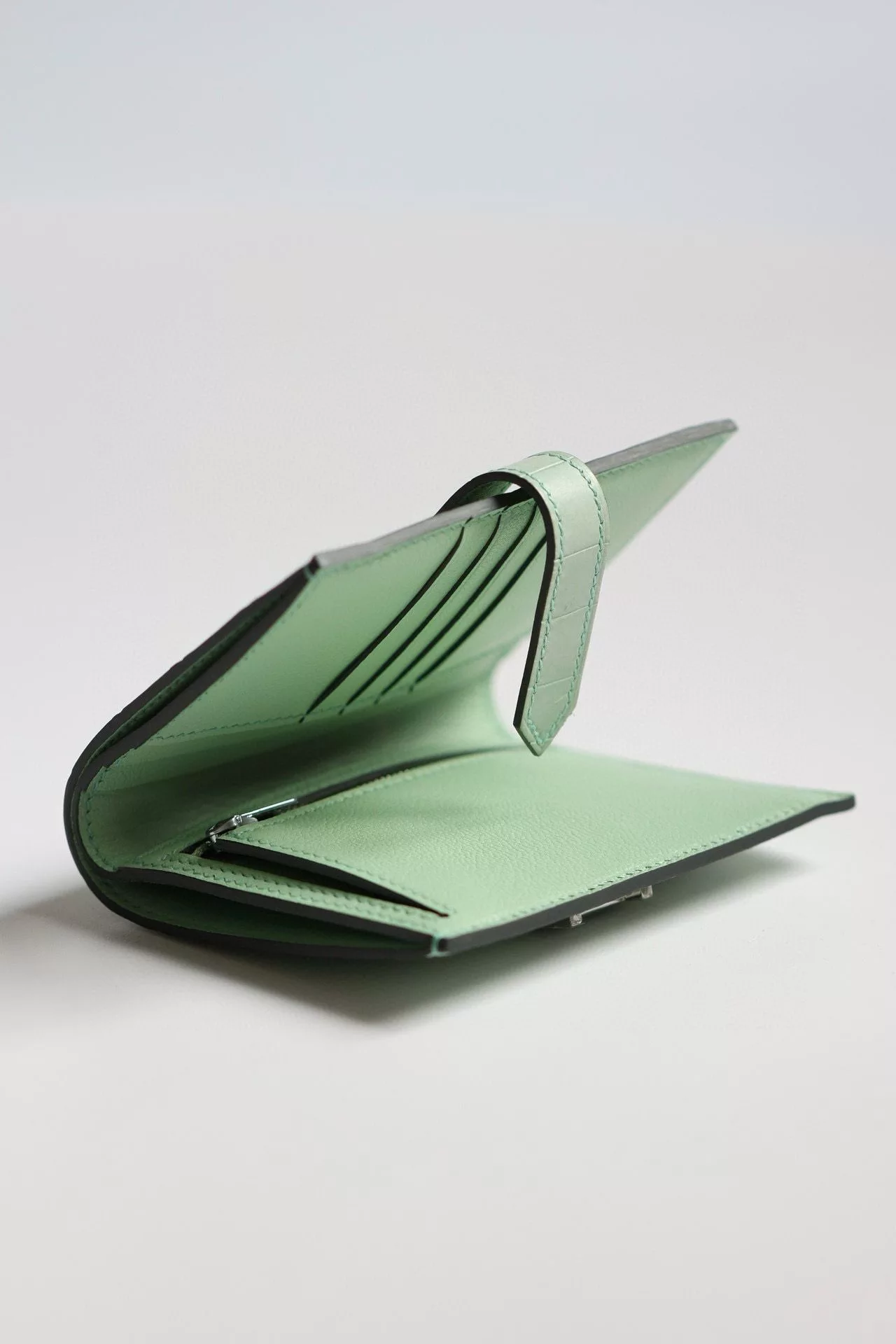 Hermes Bearn Compact Wallet in Vert D’eau Matte Alligator Leather – HW169