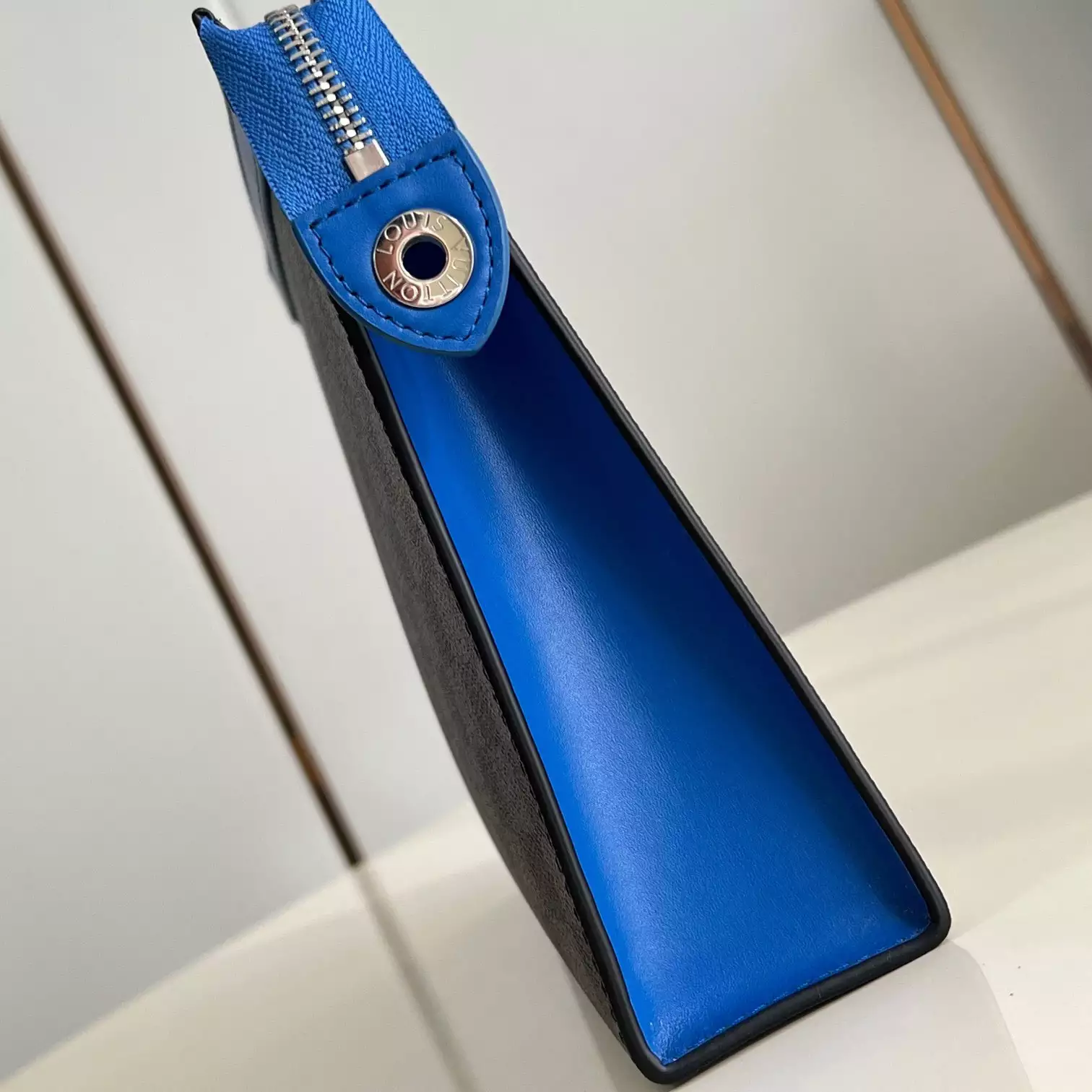 POCHETTE VOYAGE MM BLUE TAIGA COWHIDE LEATHER M30423 – LW408