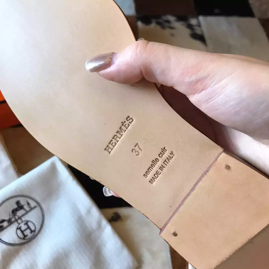 HERMES ORAN SLIDE SANDALS IN BETON EPSOM CALFSKIN – HMSD065