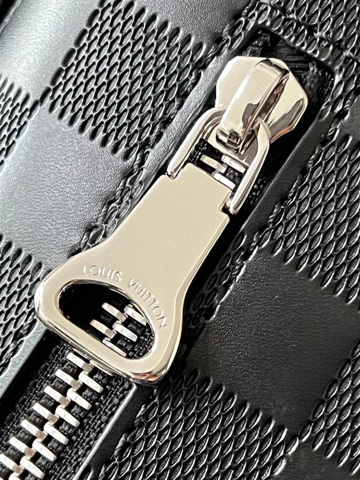 LOUIS VUITTON DISCOVERY MESSENGER BB DAMIER INFINI – LVB043