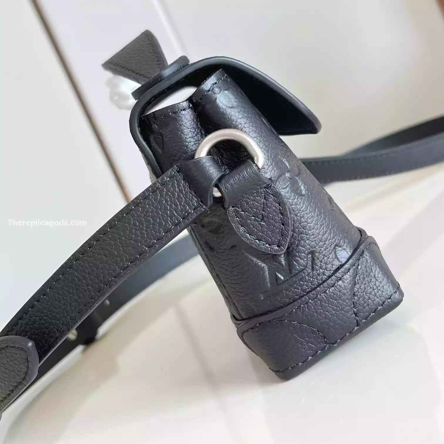 STEAMER EAST WEST WEARABLE WALLET BLACK MONOGRAM TAURILLON – LW318