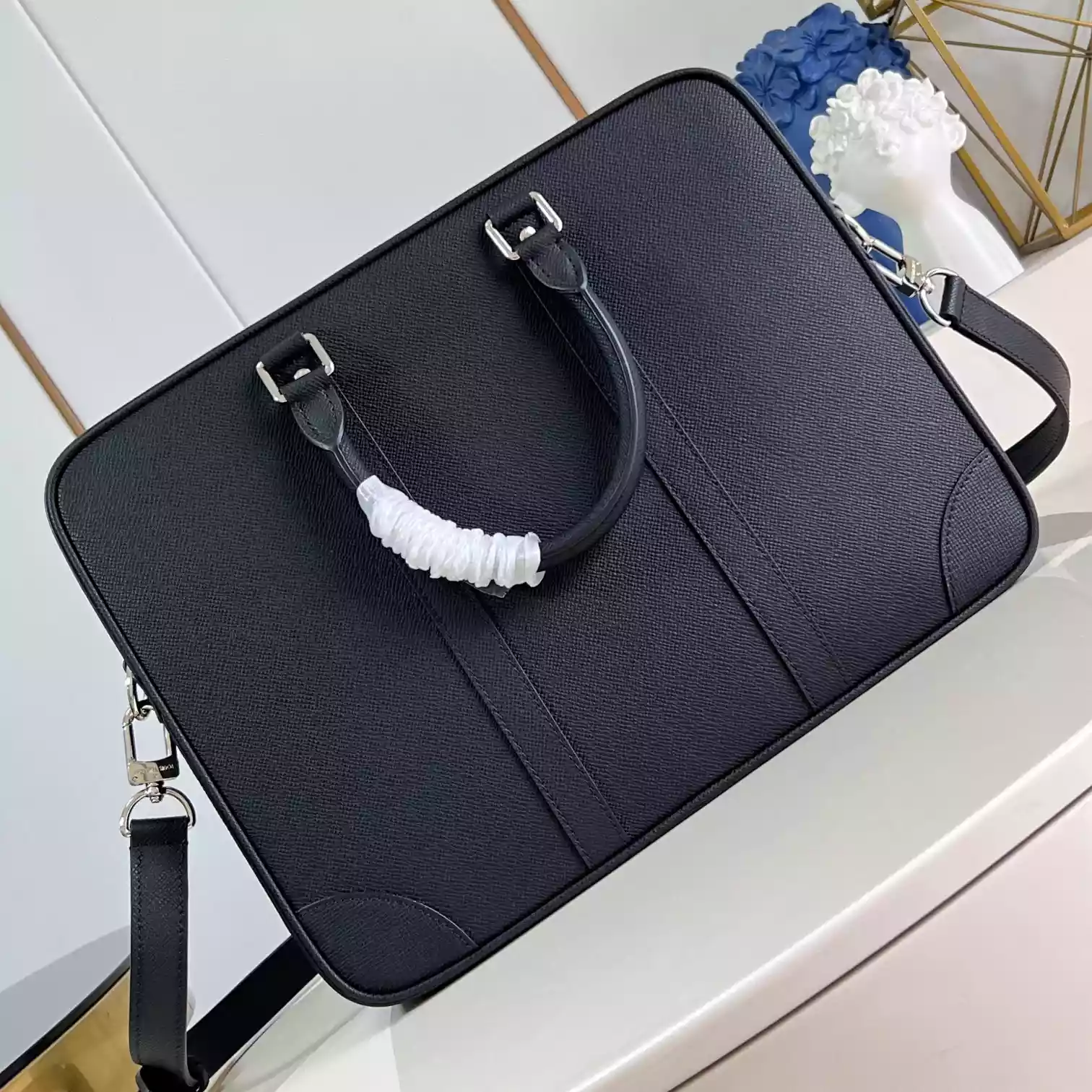 PORTE DOCUMENTS VOYAGE BLACK TAIGA COWHIDE LEATHER M30967 – LW322