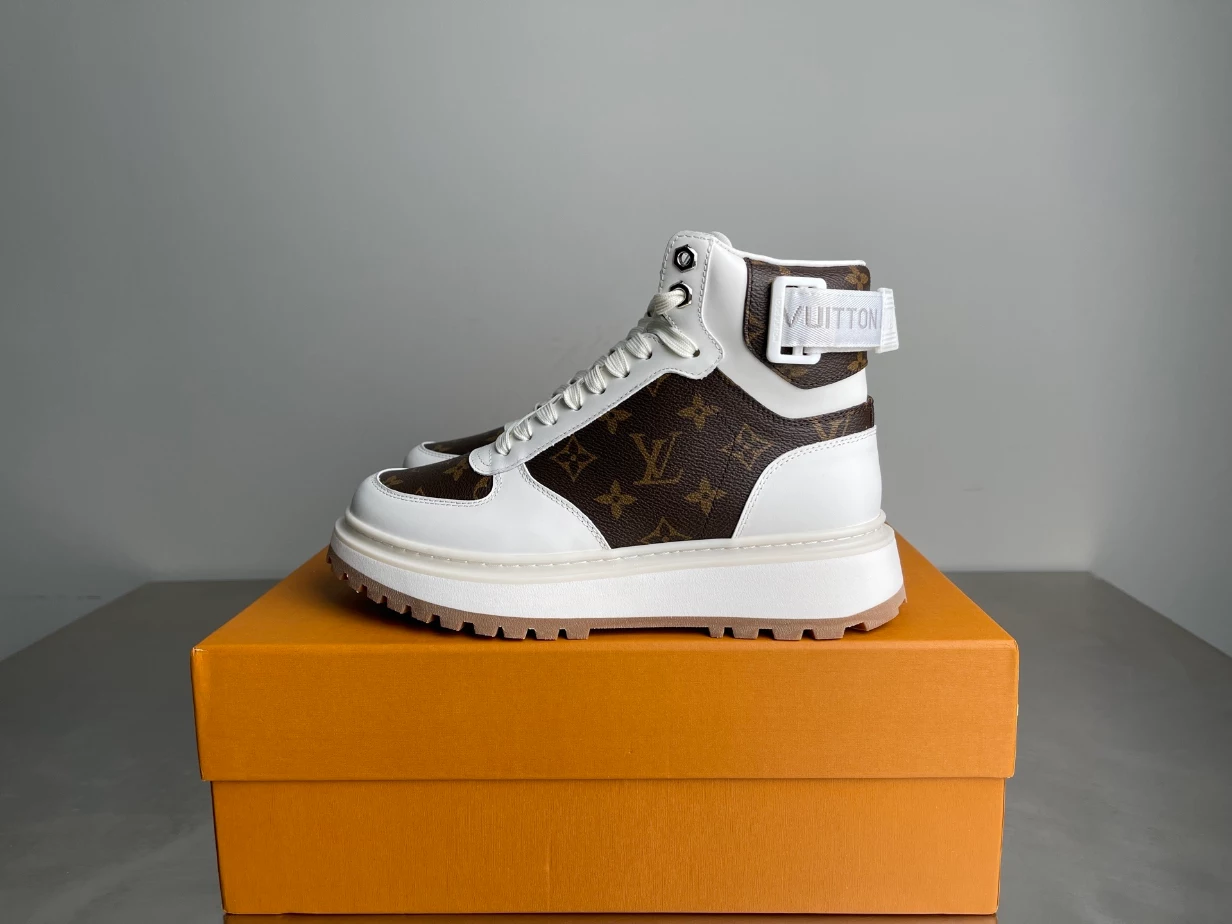 LOUIS VUITTON LEATHER ROUND TOE LACE-UP HIGH-TOP SNEAKERS – LVS258