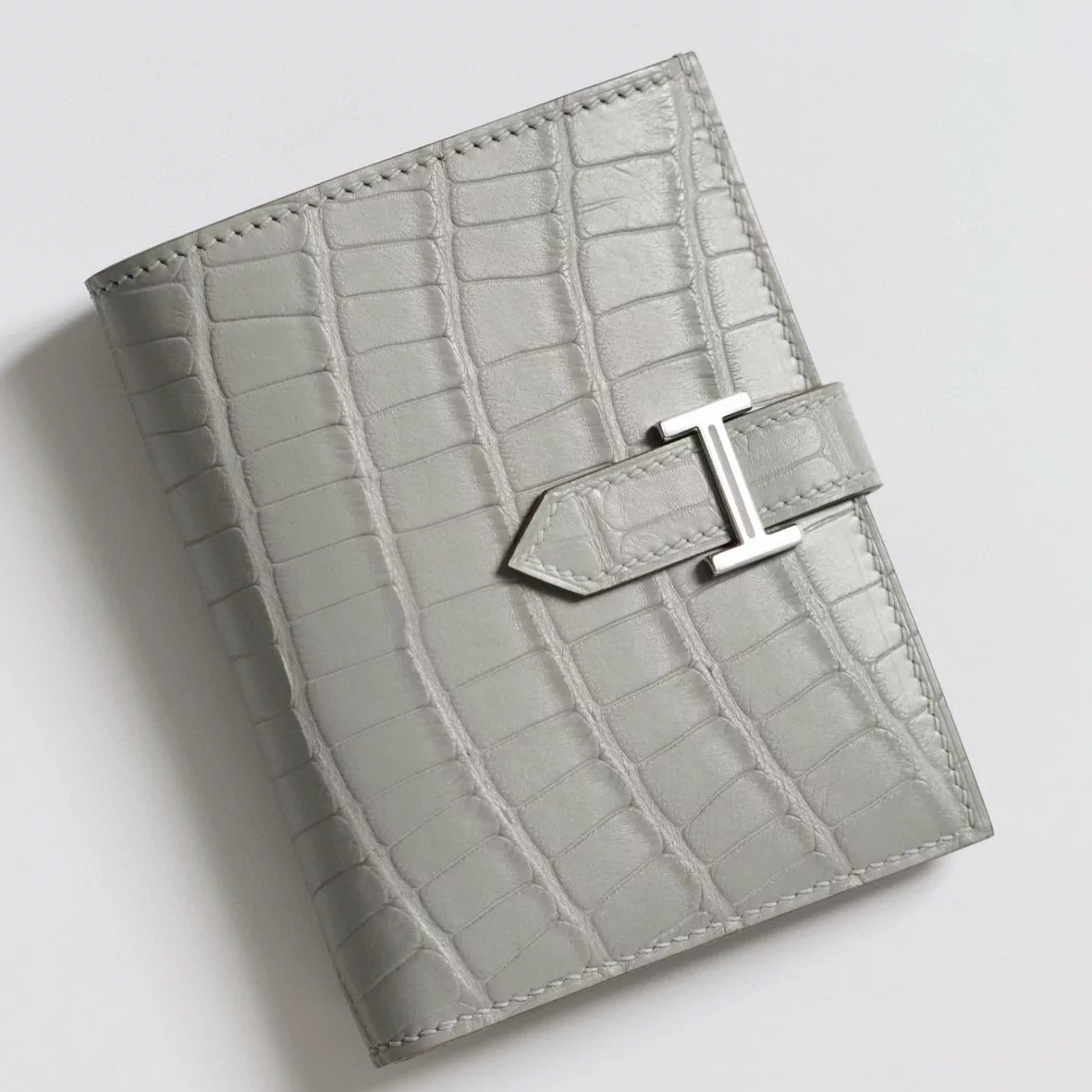 Hermes Bearn Compact Wallet in Pearl Grey Matte Alligator Leather – HW170